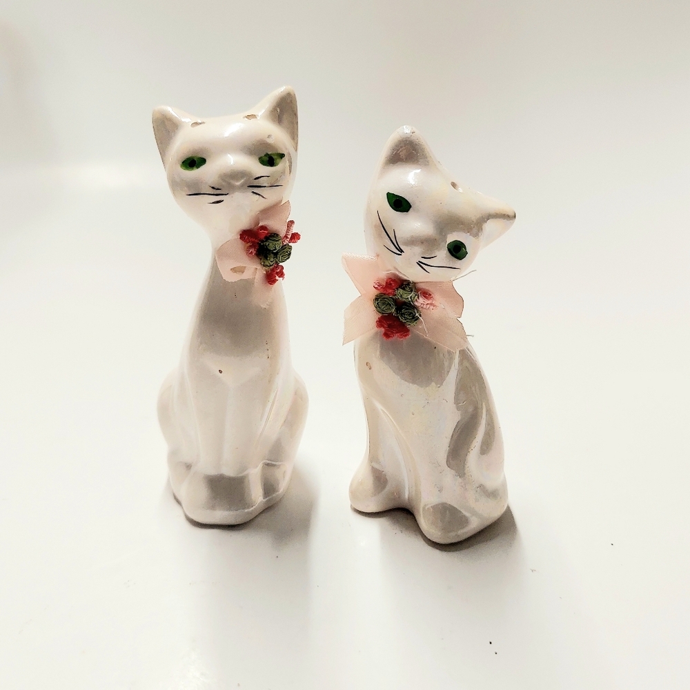 Cute Vintage White Kitty Cat Salt and Pepper Shakers with Bows